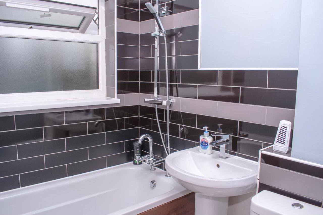 Homestay In Birmingham Sleeps 8 - Free Parking & Wifi Exterior photo
